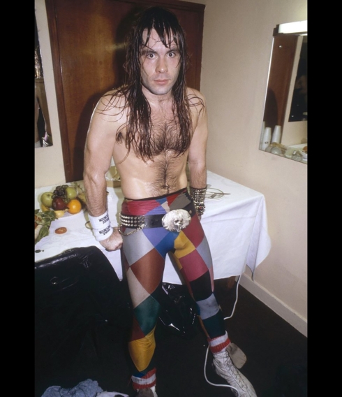 Damals, als Spandexhosen und Nietengürtel im Metal noch en vogue waren: Bruce Dickinson im Metal-Outfit der Achtziger