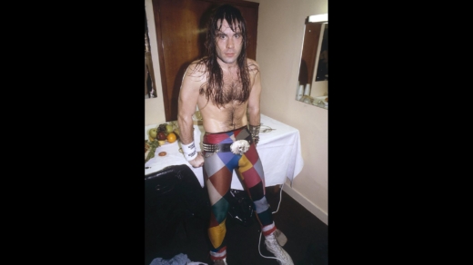 Damals, als Spandexhosen und Nietengürtel im Metal noch en vogue waren: Bruce Dickinson im Metal-Outfit der Achtziger