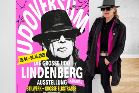 UDOVERSUM – Udo Lindenberg vor dem Ausstellungsplakat