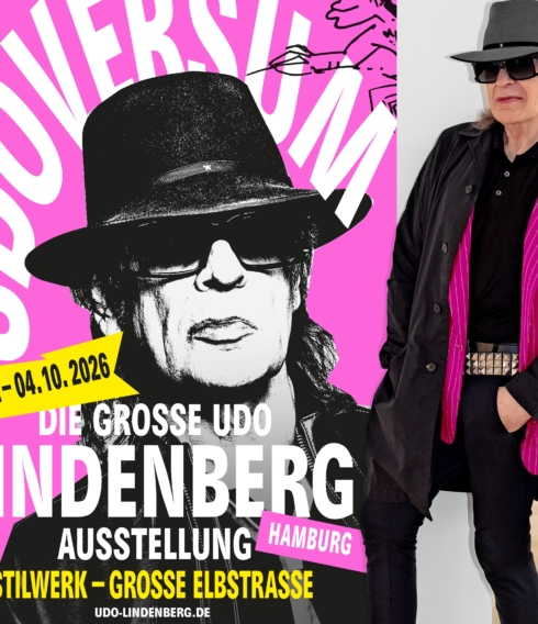 UDOVERSUM – Udo Lindenberg vor dem Ausstellungsplakat