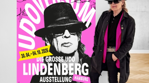 UDOVERSUM – Udo Lindenberg vor dem Ausstellungsplakat