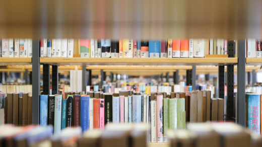 Ein Blick durch die Bücherregale einer Bibliothek
