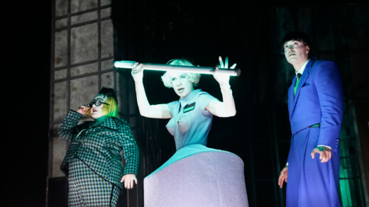 Deutsches Schauspielhaus Hamburg,
"Hundeherz" von Armin Petras / nach Michail Bulgakow 
Uraufführung: 24.4.2026
Regie: Claudia Bauer, Bühne: Andreas Auerbach, Kostüme: Vanessa Rust, Musik: Peer Baierlein, Puppenbau: Ingo Mewes, Video: Sébastien Dupouey, Licht: Susanne Ressin, Dramaturgie: Ralf Fiedler
mit:
Sandra Gerling, Sachiko Hara, Felix Knopp, Oscar Olivo, Angelika Richter, Maximilian David Scheidt, Bettina Stucky

Copyright (C) Thomas Aurin
Gleditschstr. 45, D-10781 Berlin
Tel.:+49 (0)30 2175 6205 Mobil.:+49 (0)170 2933679
Veröffentlichung nur gegen Honorar zzgl. 7% MWSt. und Belegexemplar
Steuer Nr.: 11/18/213/00804, UID Nr.: DE 170 902 977
Commerzbank, BLZ: 810 80 000, Konto-Nr.: 316 030 000
SWIFT-BIC: DRES DE FF 810, IBAN: DE07 81080000 0316030000