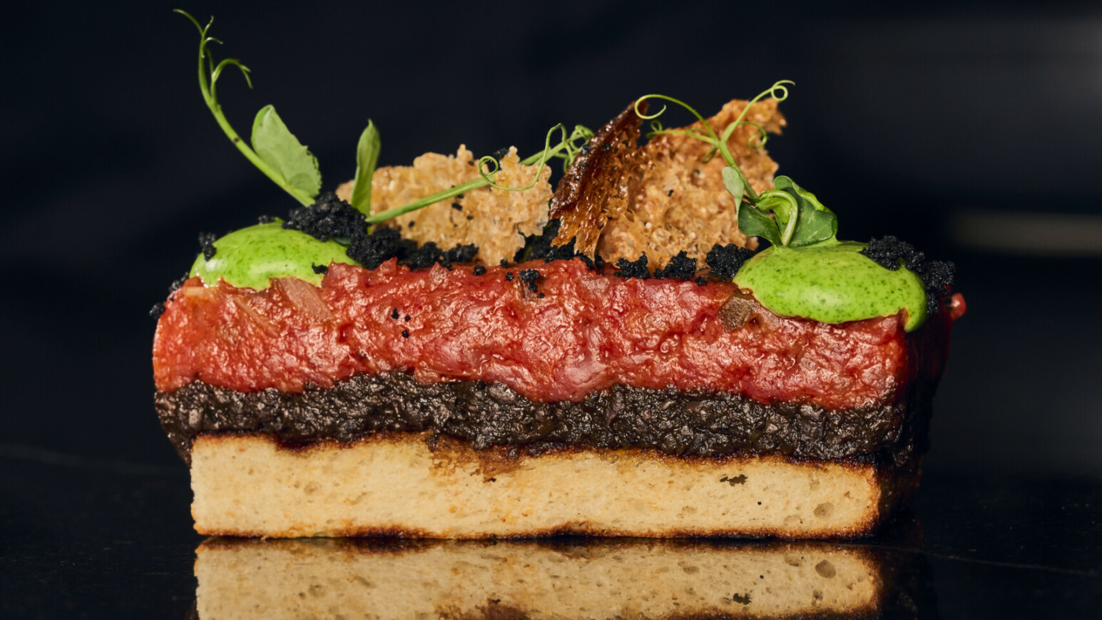 burger vor schwarzem hintergrund