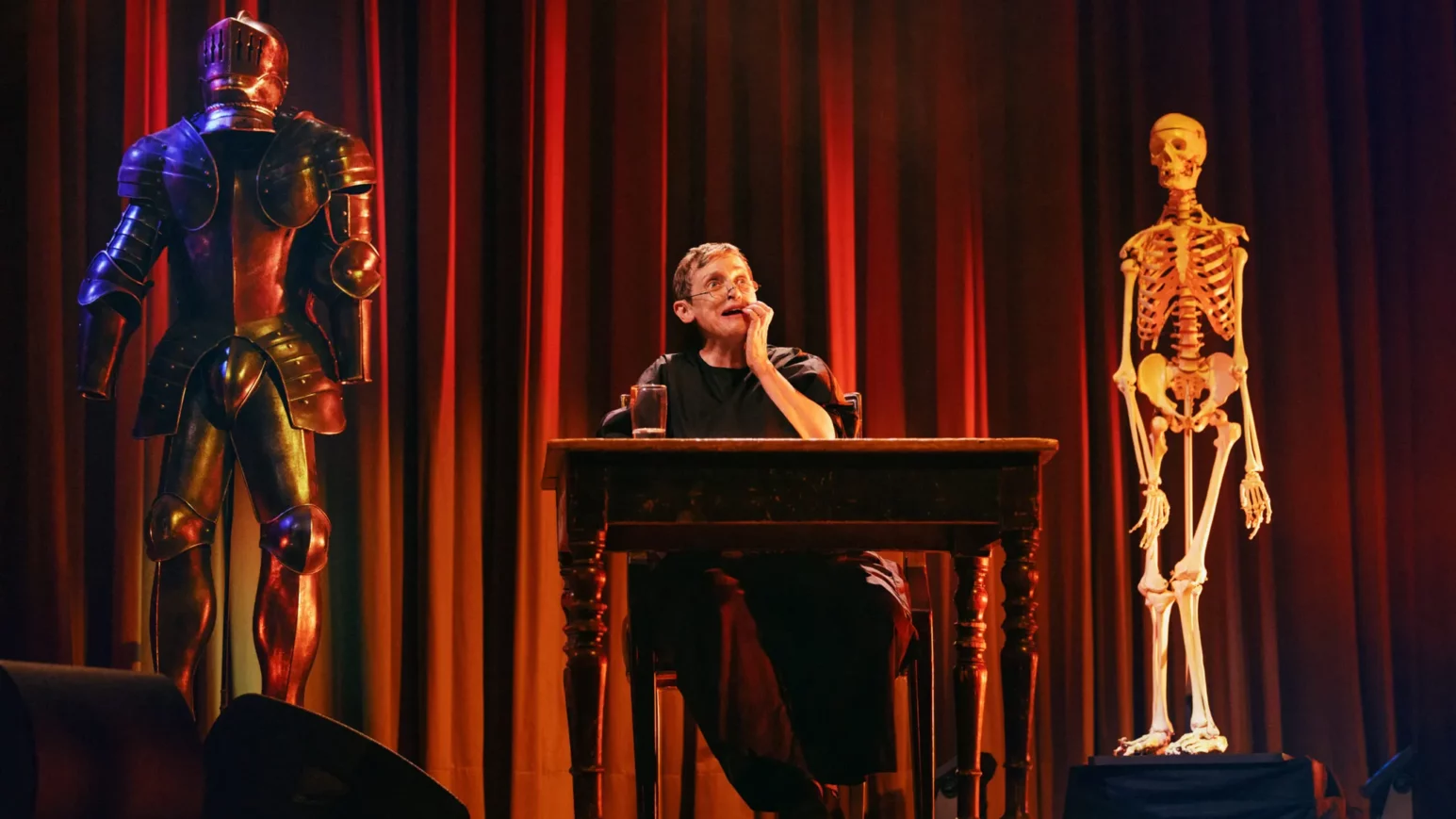 Schatten über dem Nichts mit Katharina Thalbach im St. Pauli Theater