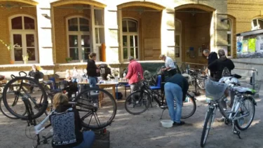 Fahrradputzaktion im HausDrei
