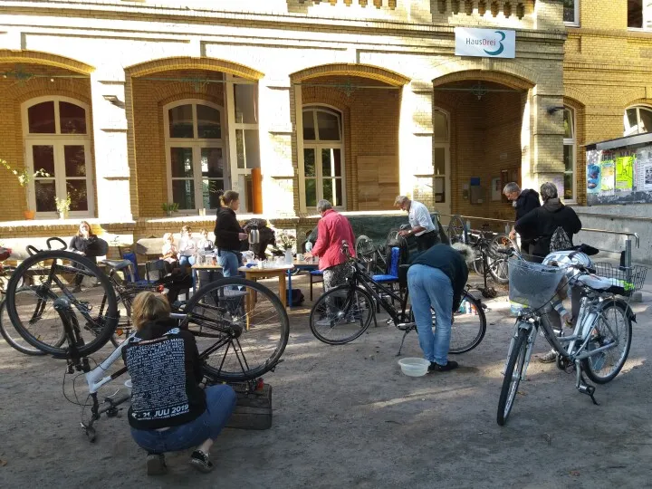 Fahrradputzaktion im HausDrei