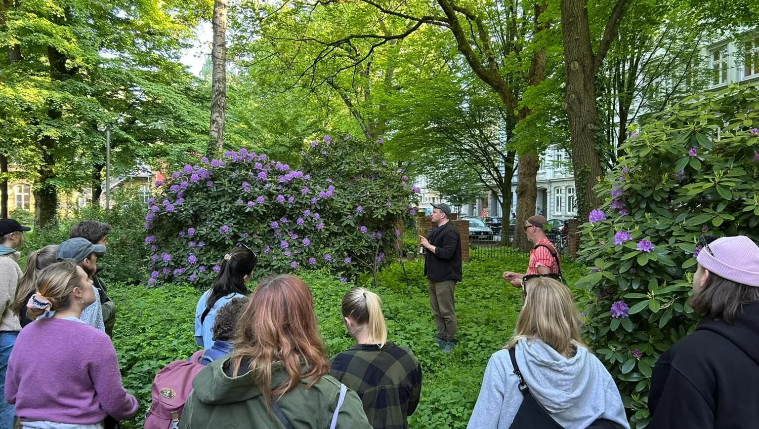 # KNOW YOUR KRAUT — Wilde Stadtkräuter mit Waldgang Gemeinsam mit den Leuten von Waldgang machen wir eine ca. 90-minütige Tour durchs Viertel voller Funfacts zu wilden und essbaren Kräutern mitten in der Stadt. Ihr erfahrt, welche Wildkräuter genießbar sind, woran ihr sie erkennt und wie ihr sie in der Küche nutzen könnt. Packt euer liebstes Feierabendgetränk ein und kommt rum! Treffpunkt ist vor dem HausDrei. Die Tour lebt von eurer Wertschätzung – Trinkgeld ist ausdrücklich erwünscht. **Termine 2026:** Montag, 13. April – 18:30 Montag, 11. Mai – 18:30 Montag, 15. Juni – 18:30 **Mehr zu Waldgang:** https://www.waldgangmitlocalbier.com ![](https://haus-drei.de/wp-content/uploads/2026/03/IMG_2506-1024x768.jpeg?x54679) Allgemeine Informationen zum Projekt Kulturveranstaltungen im und um das HausDrei laden alle Nachbar*innen und Interessierten zu verschiedenen Formaten für alle Altersklassen ein. Von Theater über Vorträge, Konzerte, Märkte bis hin zu internationalen Großformaten ist für fast jeden Geschmack etwas dabei!