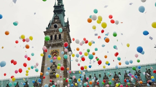 RainbowFlash vor dem Hamburger Rathaus
