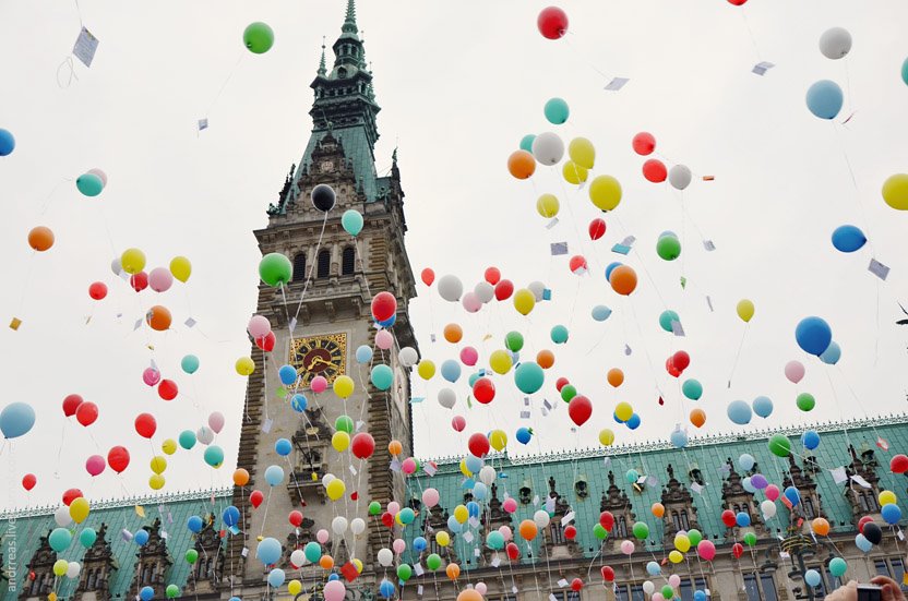 RainbowFlash vor dem Hamburger Rathaus
