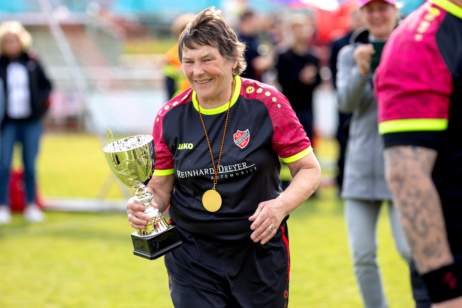 Nationalmannschaftsdebüt mit 70: Virginia Keller beweist beim Walking Football, dass es für sportliche Höchstleistungen und das Nationaltrikot nie zu spät ist