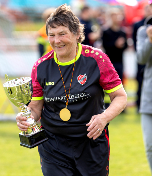 Nationalmannschaftsdebüt mit 70: Virginia Keller beweist beim Walking Football, dass es für sportliche Höchstleistungen und das Nationaltrikot nie zu spät ist