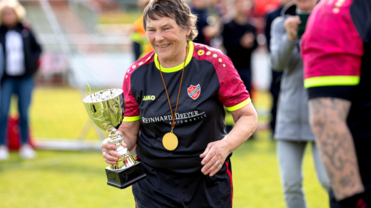 Nationalmannschaftsdebüt mit 70: Virginia Keller beweist beim Walking Football, dass es für sportliche Höchstleistungen und das Nationaltrikot nie zu spät ist