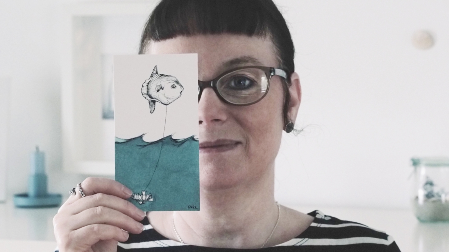 Bei der Ausstellung „Der feine Strich –Same-Same N°6“ mit dabei: Die Künstlerin Hendrike Kaiser und eines ihrer Werke