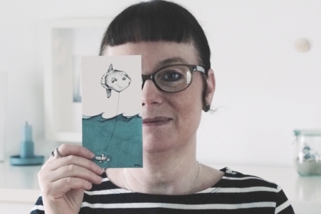 Bei der Ausstellung „Der feine Strich –Same-Same N°6“ mit dabei: Die Künstlerin Hendrike Kaiser und eines ihrer Werke