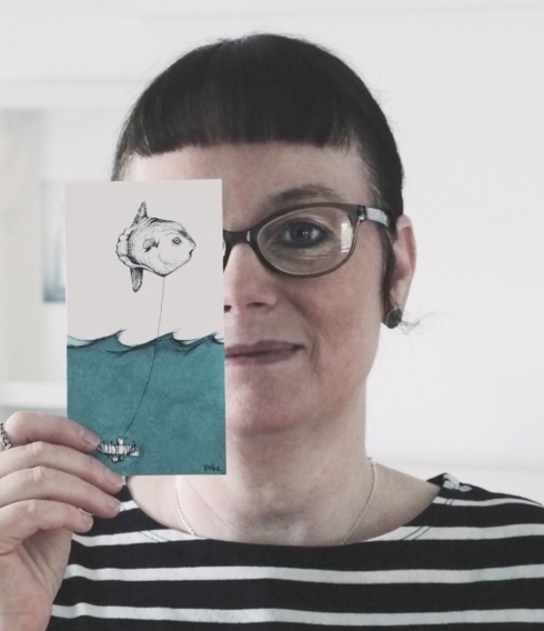 Bei der Ausstellung „Der feine Strich –Same-Same N°6“ mit dabei: Die Künstlerin Hendrike Kaiser und eines ihrer Werke