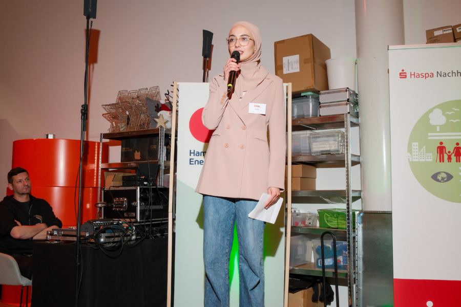 Elif Zhour von amuna auf der N Klub-Kiste