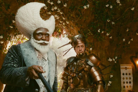 Die Kostüme sind jedenfalls interessant: Dustin Demri-Burns und Nonso Anozie in „Der Wunderweltenbaum“