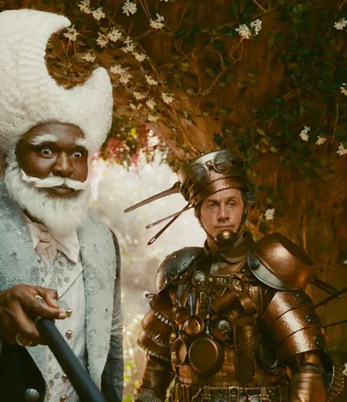 Die Kostüme sind jedenfalls interessant: Dustin Demri-Burns und Nonso Anozie in „Der Wunderweltenbaum“