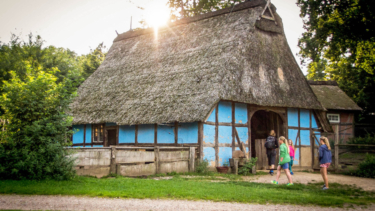 Geschichte zum Anfassen: Bei „Sonntags im Museum“ können Kinder historische Handwerkstechniken wie das Weben oder Spinnen selbst ausprobieren