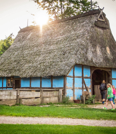 Geschichte zum Anfassen: Bei „Sonntags im Museum“ können Kinder historische Handwerkstechniken wie das Weben oder Spinnen selbst ausprobieren