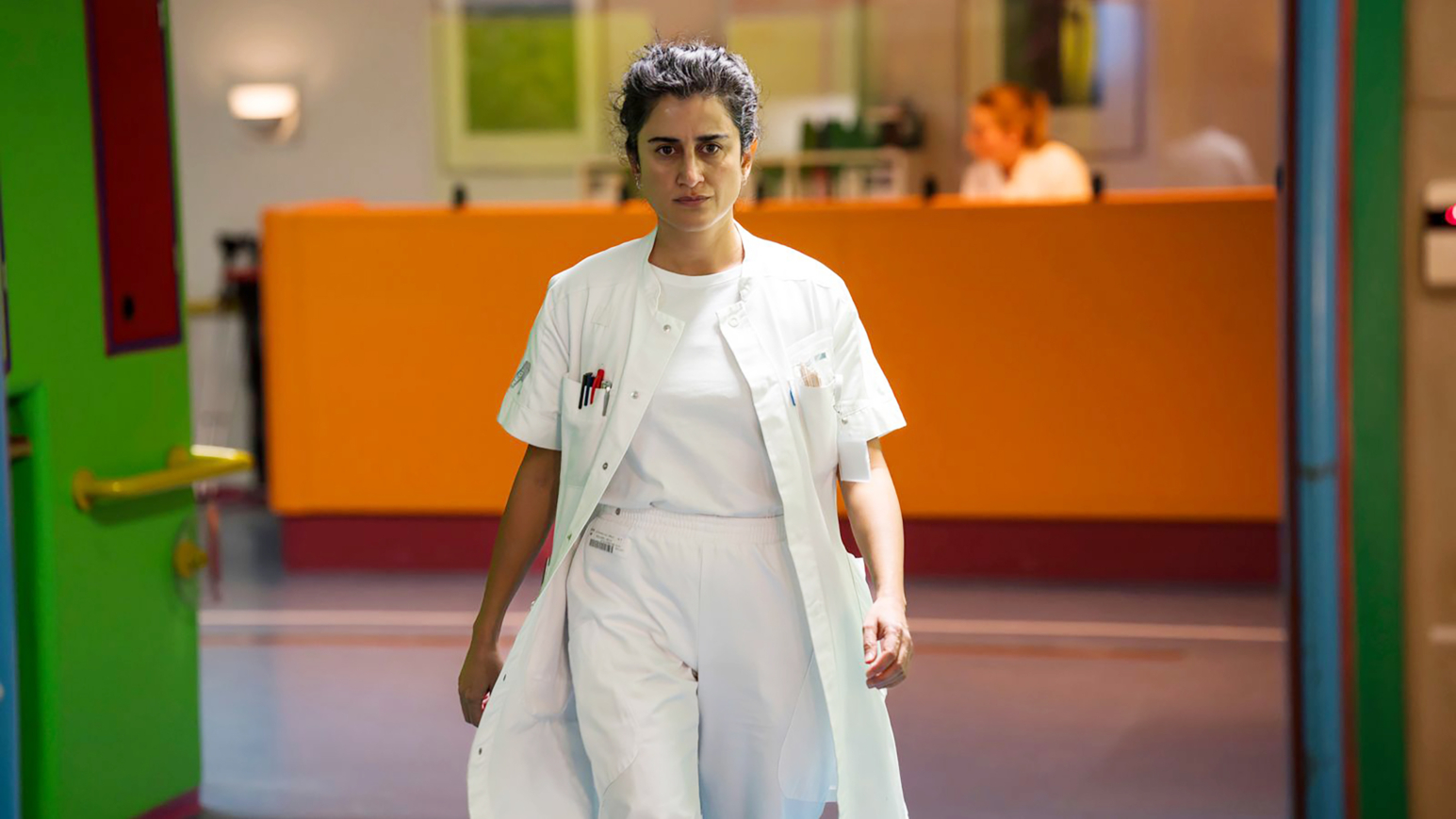 Hat einen harten Job: Neurologin Alexandra (Özlem Sağlanmak) in „Nachbeben“