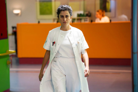 Hat einen harten Job: Neurologin Alexandra (Özlem Sağlanmak) in „Nachbeben“