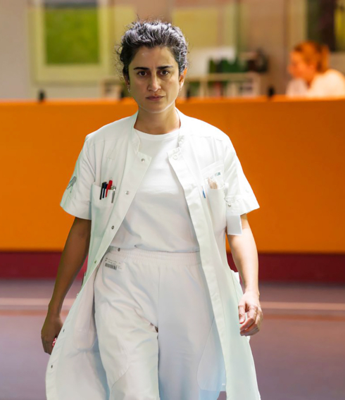 Hat einen harten Job: Neurologin Alexandra (Özlem Sağlanmak) in „Nachbeben“