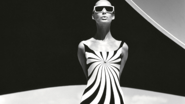 Hypnotisierende Kunst am Körper: 1966 fotografierte F.C. Gundlach das Model Brigitte Bauer im Op Art-Badeanzug von Sinz Bademoden