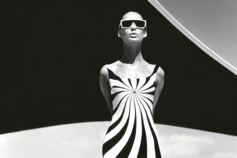 Hypnotisierende Kunst am Körper: 1966 fotografierte F.C. Gundlach das Model Brigitte Bauer im Op Art-Badeanzug von Sinz Bademoden