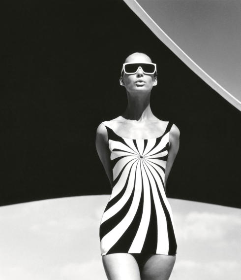 Hypnotisierende Kunst am Körper: 1966 fotografierte F.C. Gundlach das Model Brigitte Bauer im Op Art-Badeanzug von Sinz Bademoden