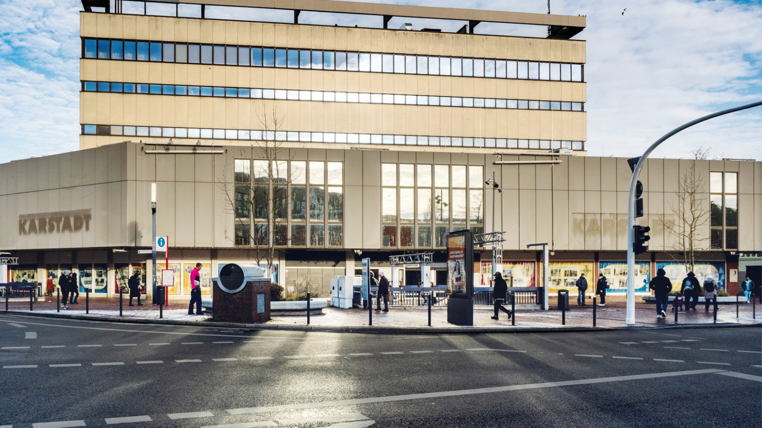 Mitten in Harburg erwachte 2023 ein leerstehendes Kaufhaus zu neuem Leben. Das Archäologische Museum Hamburg und Stadtmuseum Harburg bezieht das Erdgeschoss und schafft dort einen kreativen Ort für Begegnung und Geschichte