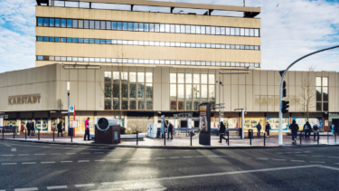 Mitten in Harburg erwachte 2023 ein leerstehendes Kaufhaus zu neuem Leben. Das Archäologische Museum Hamburg und Stadtmuseum Harburg bezieht das Erdgeschoss und schafft dort einen kreativen Ort für Begegnung und Geschichte