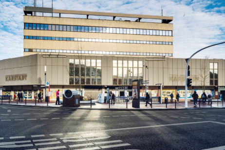 Mitten in Harburg erwachte 2023 ein leerstehendes Kaufhaus zu neuem Leben. Das Archäologische Museum Hamburg und Stadtmuseum Harburg bezieht das Erdgeschoss und schafft dort einen kreativen Ort für Begegnung und Geschichte