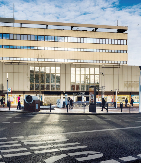 Mitten in Harburg erwachte 2023 ein leerstehendes Kaufhaus zu neuem Leben. Das Archäologische Museum Hamburg und Stadtmuseum Harburg bezieht das Erdgeschoss und schafft dort einen kreativen Ort für Begegnung und Geschichte