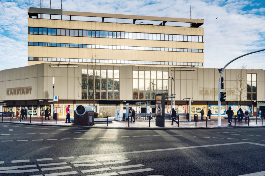 Mitten in Harburg erwachte 2023 ein leerstehendes Kaufhaus zu neuem Leben. Das Archäologische Museum Hamburg und Stadtmuseum Harburg bezieht das Erdgeschoss und schafft dort einen kreativen Ort für Begegnung und Geschichte