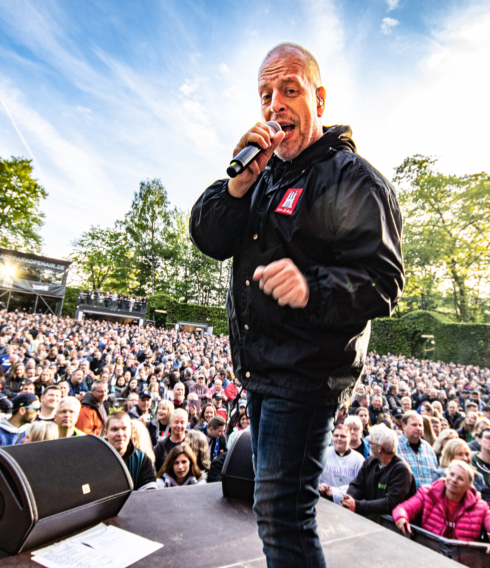 Show Nummer 56 steht an: Lotto King Karl auf der Freilichtbühne im Stadtpark