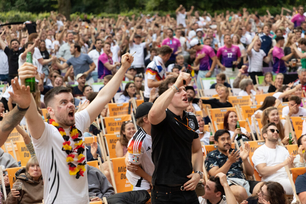 Bild vom Public Viewing am Landhaus Walter