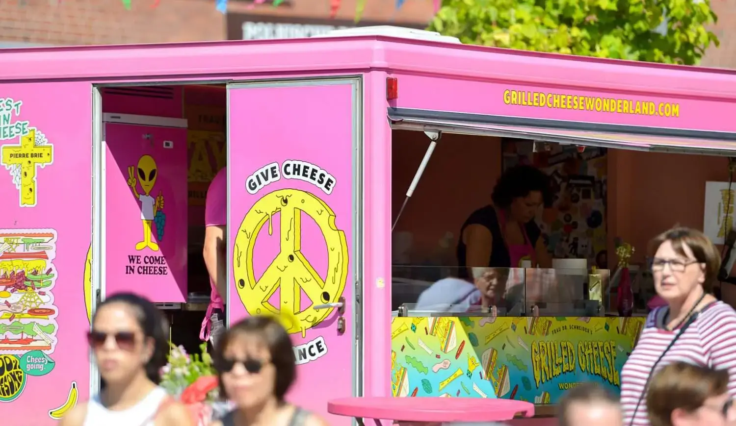 Foto eines Streedfood Wagens auf dem Markt