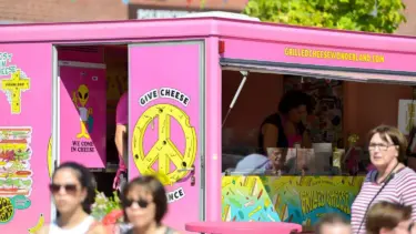 Foto eines Streedfood Wagens auf dem Markt
