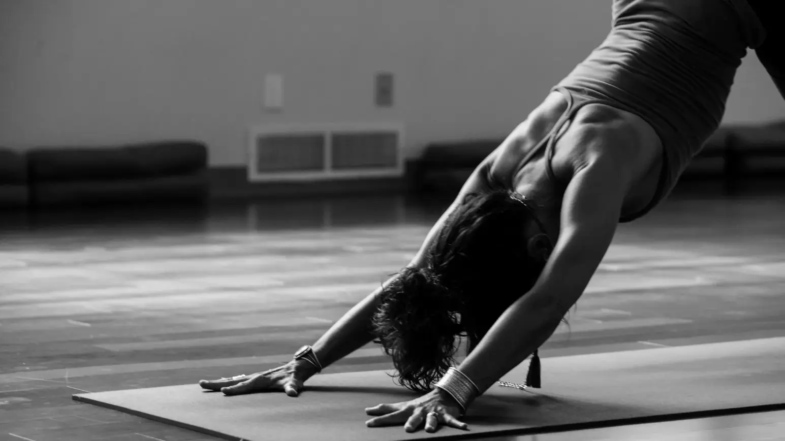 Frau in einer Yoga Position in Schwarz Weiß