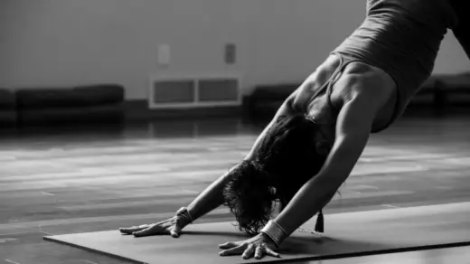 Frau in einer Yoga Position in Schwarz Weiß