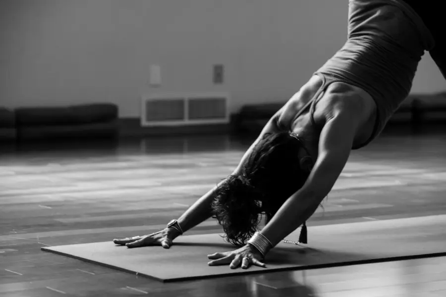 Frau in einer Yoga Position in Schwarz Weiß