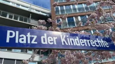 Performancekunst für alle auf dem Platz der Kinderrechte