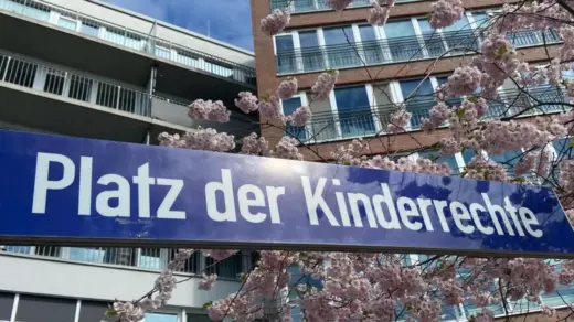 Performancekunst für alle auf dem Platz der Kinderrechte