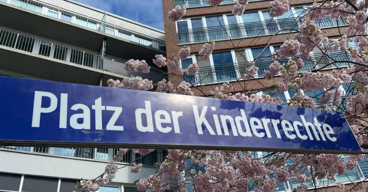 Performancekunst für alle auf dem Platz der Kinderrechte