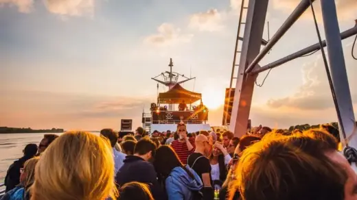 MS KOI Cruise – 90er, 2000er & 2010er in Fähranleger Altona