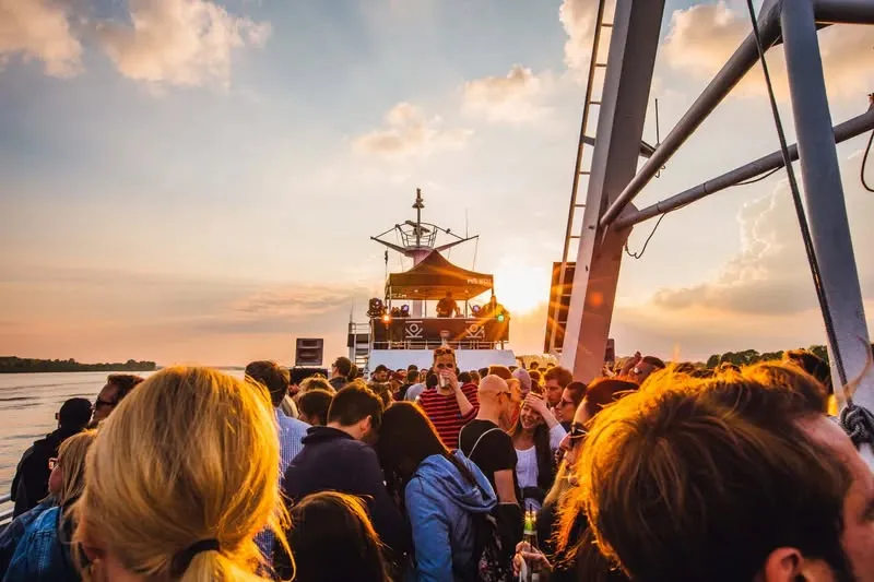 MS KOI Cruise – 90er, 2000er & 2010er in Fähranleger Altona