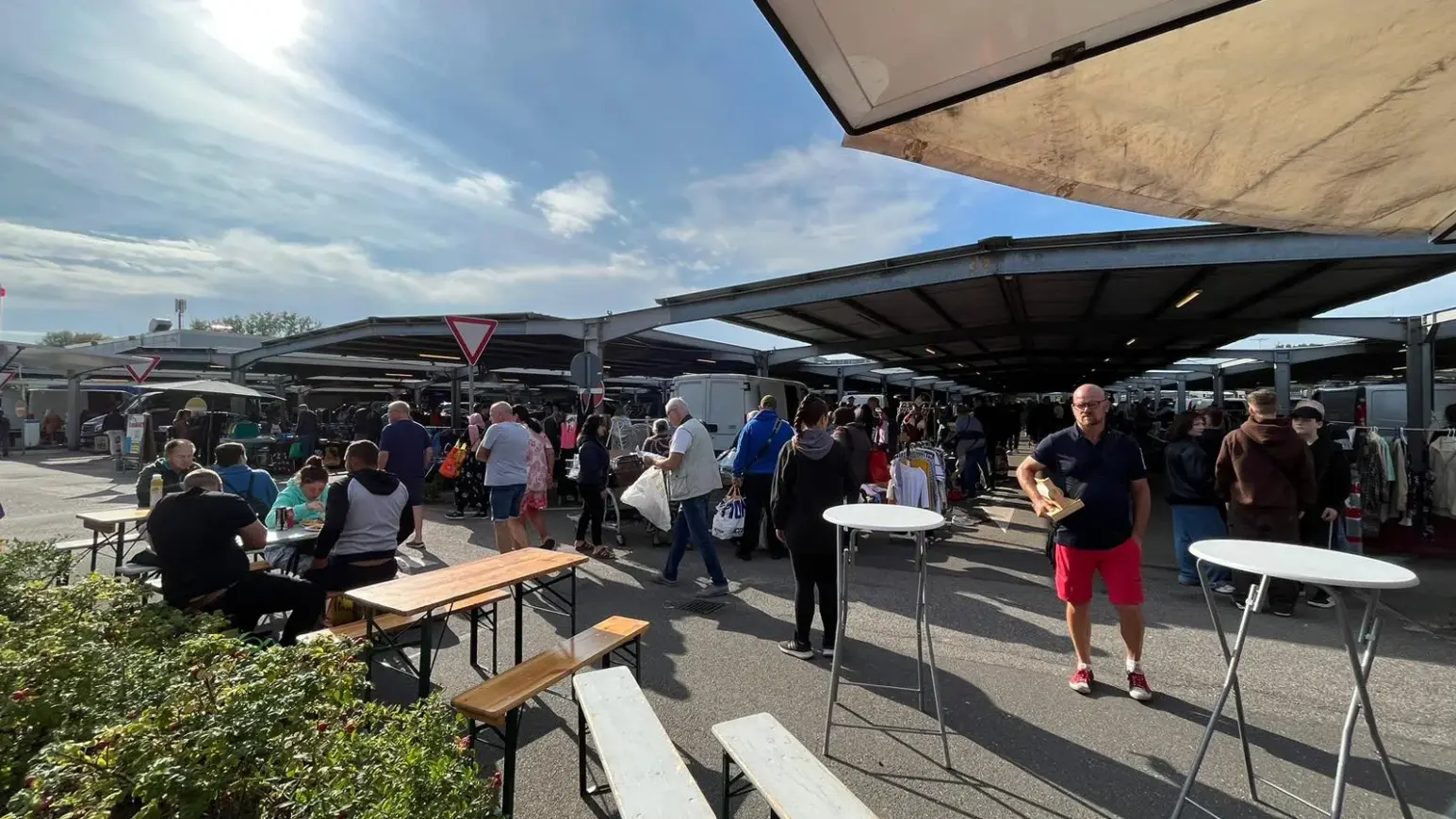Bild der Flohmarkts am Metro in Hamburg