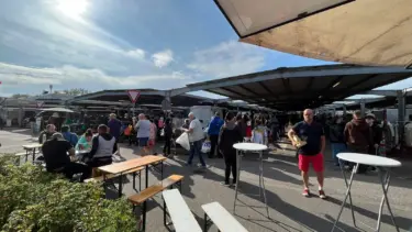 Bild der Flohmarkts am Metro in Hamburg